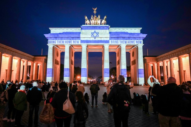 Das Brandenburger Tor wird anlsslich ...023 mit der Fahne Israels angestrahlt.  | Foto: Kay Nietfeld (dpa)