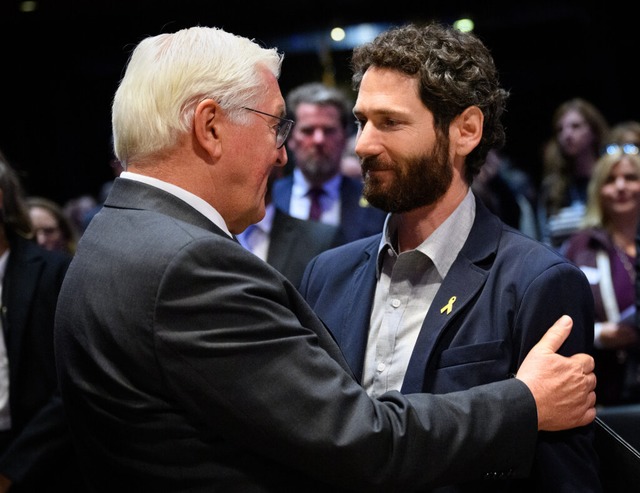 Bundesprsident Frank-Walter Steinmeie...n der Kaiser-Wilhelm-Gedchtniskirche.  | Foto: Bernd von Jutrczenka (dpa)