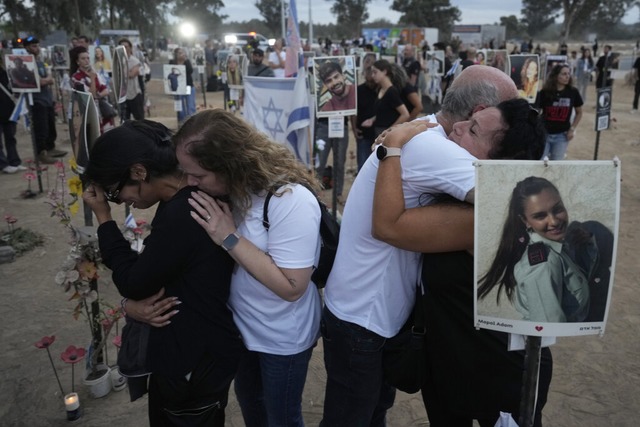 Menschen besuchen den Ort des Nova-Mus... der Nhe des Kibbutz Reim, Sdisrael.  | Foto: Ariel Schalit (dpa)