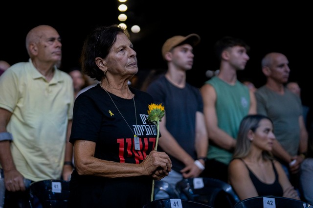 Ein Jahr nach dem Massaker der Hamas i...aben viele Menschen der Opfer gedacht.  | Foto: Ilia Yefimovich/dpa