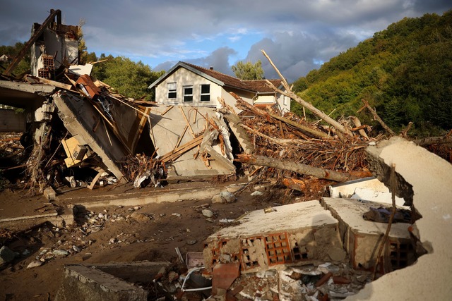 Die Lage in Bosnien-Herzegowina ist nach der Naturkatastrophe ernst.  | Foto: Armin Durgut/AP/dpa