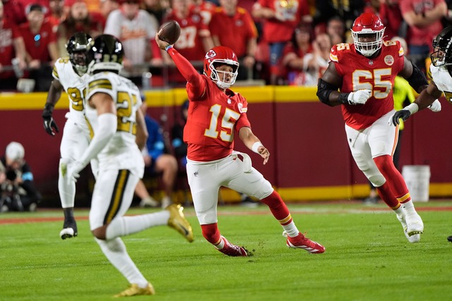 Die Kansas City Chiefs mit Quarterback...nd in dieser Saison noch ungeschlagen.  | Foto: Charlie Riedel/AP/dpa