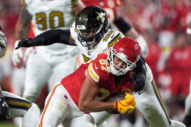 Travis Kelce von den Kansas City Chief...ie New Orleans Saints viel einstecken.  | Foto: Charlie Riedel/AP/dpa