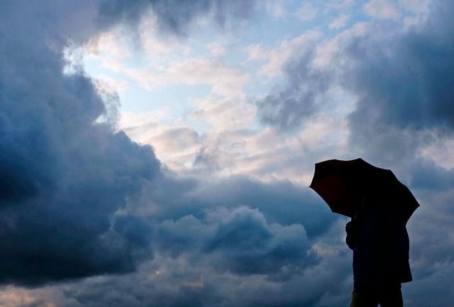 Bedrohliche Wetterlage mit Sturm und Hagel  | Foto: Martin Gerten (dpa)