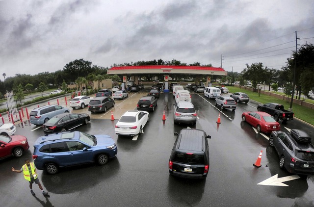 Altamonte Springs: Autos stehen in War... Supermarkts.<Bildquelle></Bildquelle>  | Foto: Joe Burbank (dpa)