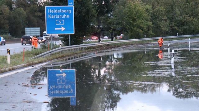 Auch ein Teil der Autobahn stand unter Wasser.  | Foto: Ren&eacute; Priebe/dpa