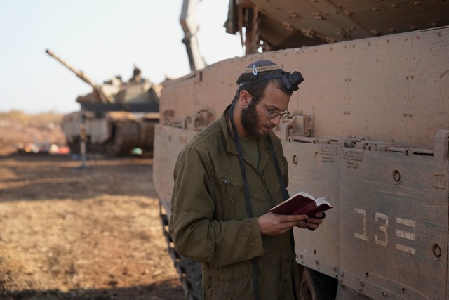 Die israelische Armee hat nach eigenen...Bodenoffensive im Libanon ausgeweitet.  | Foto: Baz Ratner/AP/dpa