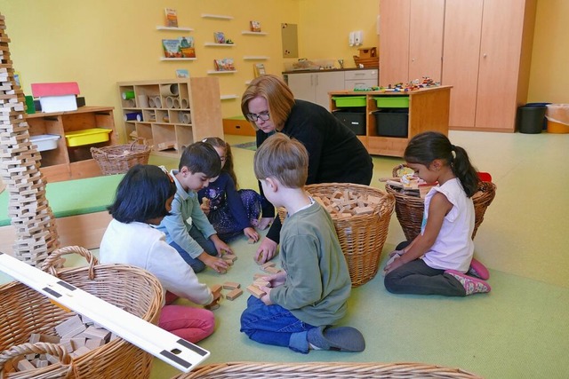 Die Kinder und Leiterin Martina Rckert spielen mit Baukltzen.  | Foto: Rosa Di Nardo