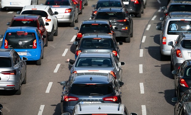 Die Fahrzeugdichte auf Deutschlands Stra&szlig;en ist wieder gestiegen.  | Foto: Marijan Murat/dpa