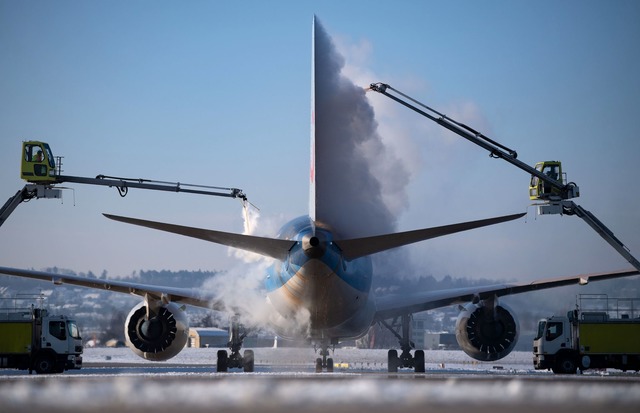 Der neue Winterflugplan umfasst rund 2... Flugbewegungen als im vorigen Winter.  | Foto: Marijan Murat/dpa