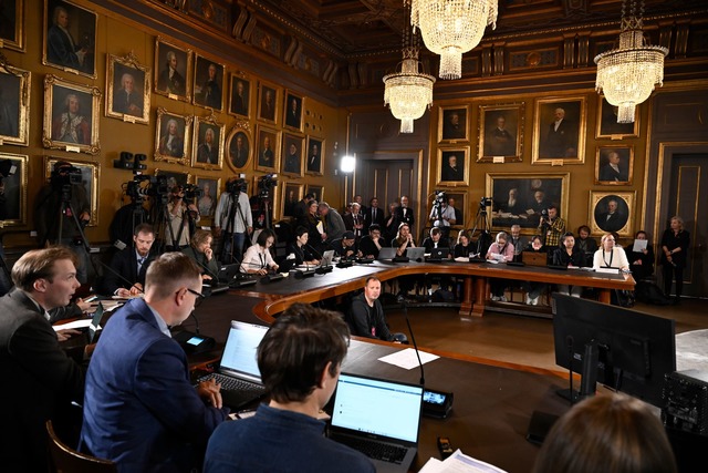 John Hopfield und Geoffrey Hinton gela...wedischen Akademie der Wissenschaften.  | Foto: Christine Olsson/TT News Agency/AP/dpa