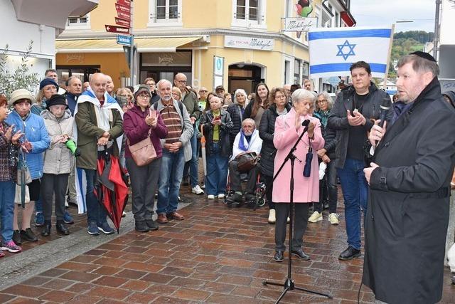 Gedenken zum 7. Oktober: Mehr als 200 Menschen nehmen an Mahnwache in Lrrach teil