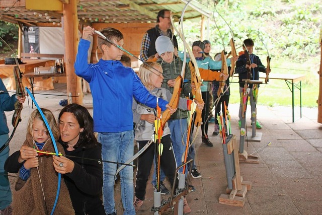 Vor wenigen Tagen war die Volkshochsch...zwlf Kinder bten sich im Bogensport.  | Foto: Gert Brichta