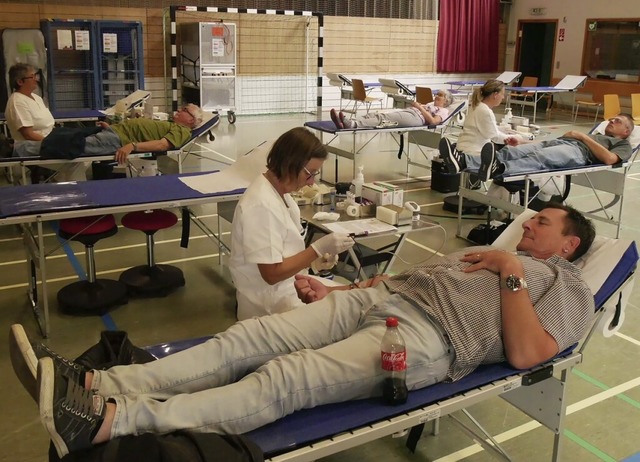 83 Blutspenden kamen bei der Spendenak...n der Inzlinger Erstelhalle zusammen.   | Foto: Heinz und Monika Vollmar