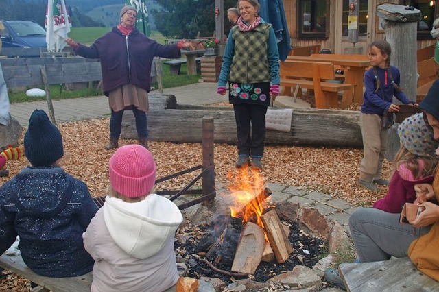 Spannende Geschichten erzhlten Sandra...le Harrison den Kindern im Zauberwald.  | Foto: Karin Stckl-Steinebrunner