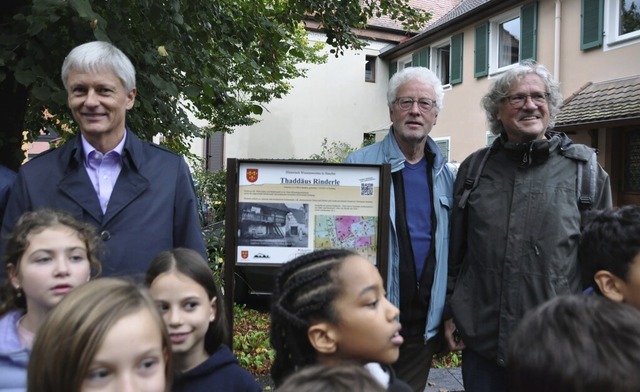 Brgermeister Michael Benitz (links) m... und Drittklsslern bei der Einweihung  | Foto: Rainer Ruther