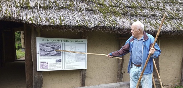 Der Initiator und Grnder des Vrstett...truierten alemannischen Wohnstallhaus.  | Foto: Joachim Mller-Bremberger