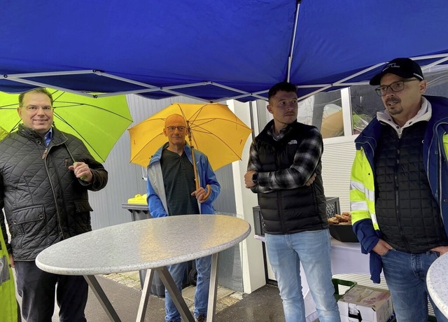 Brgermeister Tobias Link macht im Sch... technische Angaben zum Gewerbegebiet.  | Foto: Klaus Riexinger