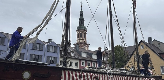 Bei Offenburger &#8222;Schietwetter&#8.... Mal auf dem Marktplatz seine Segel.   | Foto: Helmut Seller