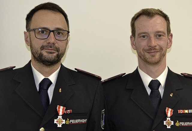 Heinrich Schneider (links) und Steffen...gen Dienst in der Wehr ausgezeichnet.   | Foto: Christiane Sahli