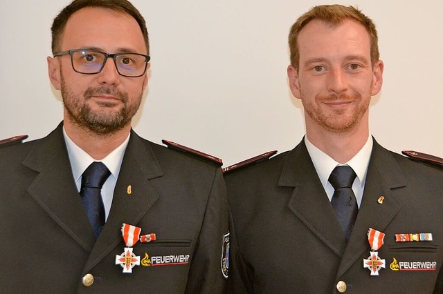 Heinrich Schneider (links) und Steffen...igen Dienst in der Wehr ausgezeichnet.  | Foto: Christiane Sahli