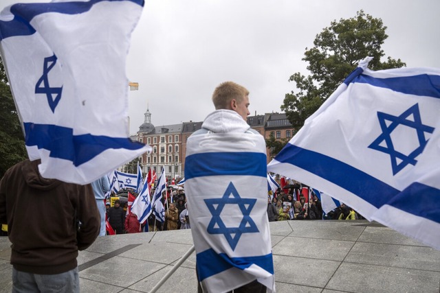 Ein Teilnehmer einer proisraelischen D...amas-Anschlags in Israel in Kopenhagen  | Foto: Bo Amstrup (dpa)