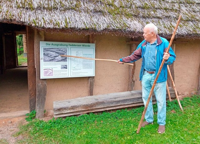 Der Initiator und Grnder des Vrstett...truierten alemannischen Wohnstallhaus.  | Foto: Joachim Mller-Bremberger