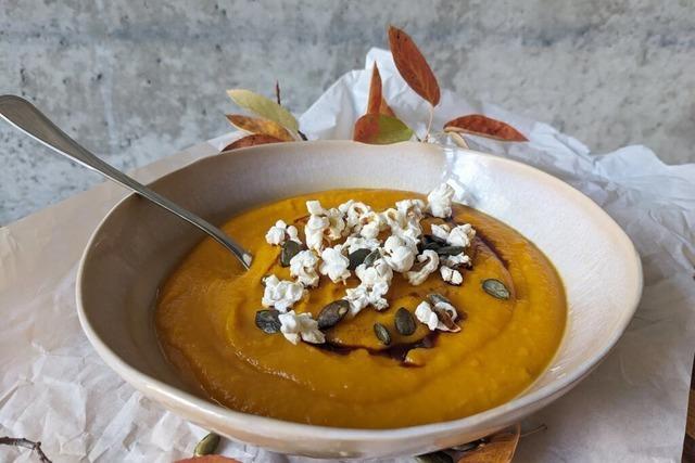 Eine Kombi, die verblfft: Krbissuppe mit Popcorn-Topping