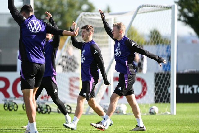 Jonathan Burkardt (rechts) ist ebenfal...die Startelf.<Bildquelle></Bildquelle>  | Foto: Armin Weigel (dpa)