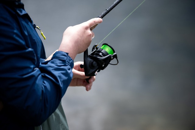 Schon ab sieben Jahren drfen Kinder a...erdings nicht die Fische selbst tten.  | Foto: Fabian Strauch/dpa