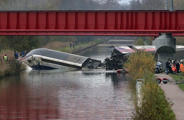 Der TGV entgleiste bei &uuml;berh&ouml...zte teils in einen Kanal. (Archivbild)  | Foto: Jean Marc Loos/epa/dpa