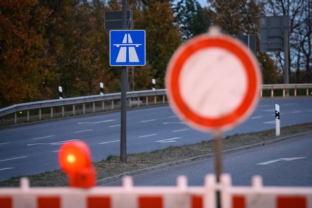 Die Autobahn 8 wird in Richtung M&uuml...Wochenende voll gesperrt. (Symbolbild)  | Foto: Jonas Walzberg/dpa