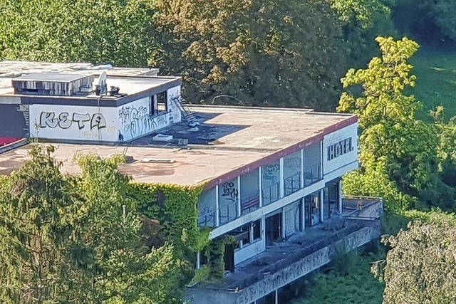 Das verlassene und zugewachsene Hotel ...unterhalb der  Auggener Siedlung Hach.  | Foto: Hannes Selz