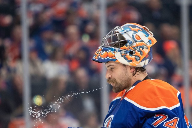 F&uuml;r Oilers-Torwart Stuart Skinner war der Saisonstart ein Debakel.  | Foto: AMBER BRACKEN/The Canadian Press/AP/dpa