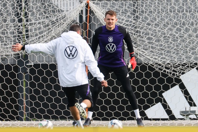 Warmschie&szlig;en f&uuml;r das L&auml...&uuml;t: Torwart Alexander N&uuml;bel.  | Foto: Daniel L&ouml;b/dpa