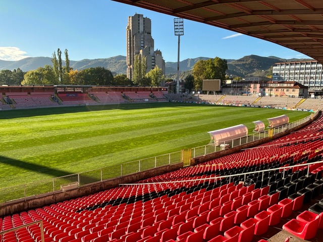 Das Stadion in Zenica: Kleine B&uuml;h... N&uuml;bels gr&ouml;&szlig;tes Spiel.  | Foto: Jan Mies/dpa