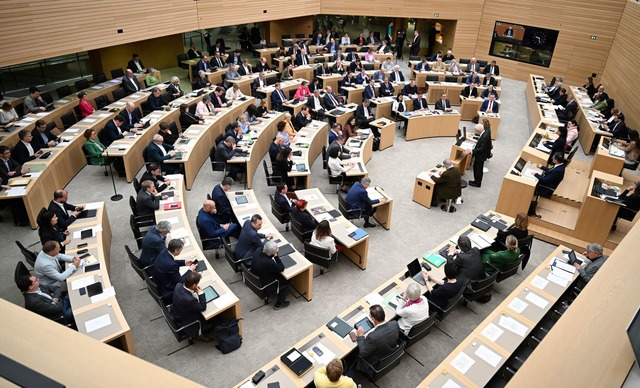 Aus Anlass des Jahrestags des Angriffs... J&uuml;dinnen und Juden erkl&auml;rt.  | Foto: Bernd Wei&szlig;brod/dpa