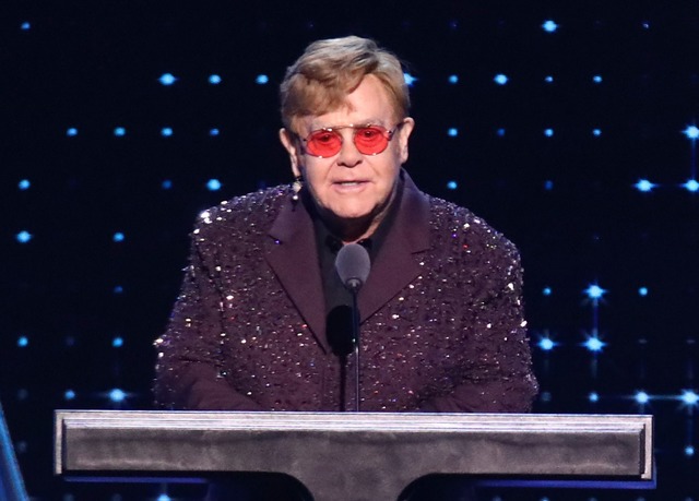 Der 77-j&auml;hrige Popstar Elton John...lon Musk hinrei&szlig;en. (Archivbild)  | Foto: Andy Kropa/Invision via AP/dpa