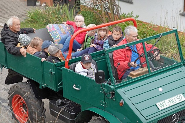 Unimog fahren mit den Rostlsern aus R...begeistert die Kinder beim Helferfest.  | Foto: Hans-Jrgen Sackmann