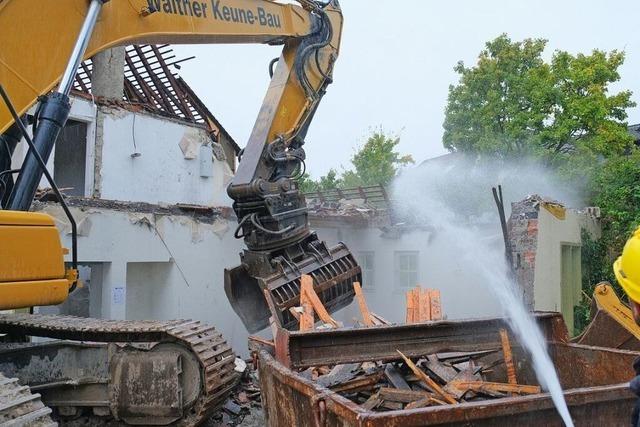 Fotos: An Bad Bellingens Rathaus wird gebaggert und bald neu gestaltet