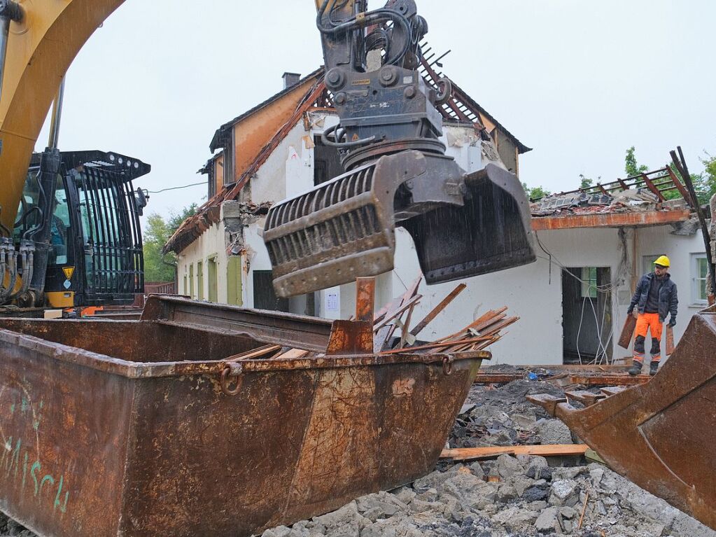 Bagger im Einsatz beim Abriss des Nebengebudes