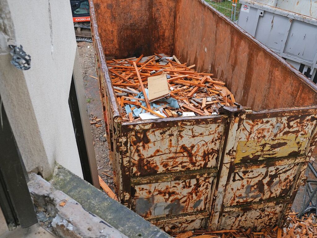 Viel Holz in der Mulde vor dem Rathaus