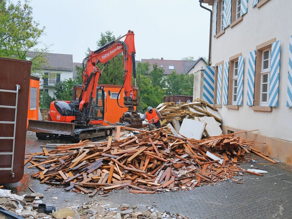 Bagger im Einsatz hinter dem Rathaus