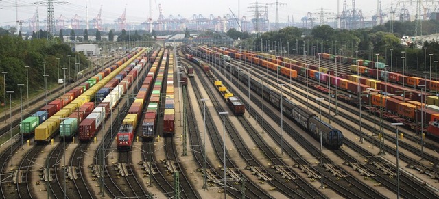 Der Hafenbahnhof Hamburg-Altenwerder i...hts die Autobahn nach Sden zu sehen.   | Foto: Rolf Reimann