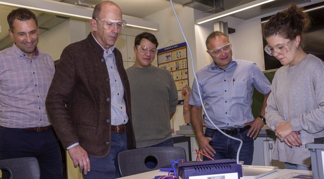 Bei den Experimenten mit dabei (von li...r und Chemielehrerin  Bettina Bhler.   | Foto: Wilfried Dieckmann