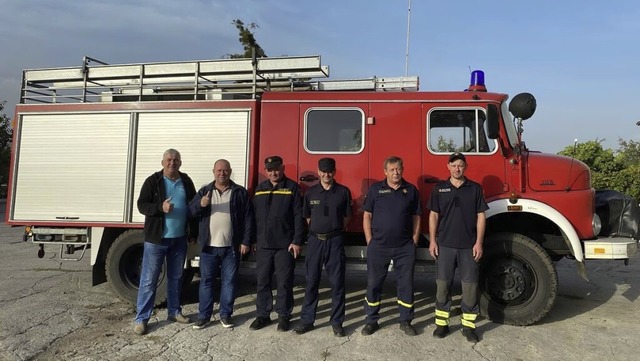 Daumen hoch bei den Vertretern der ost... Gemeinde Koblewe und ihrer Feuerwehr.  | Foto: Privat