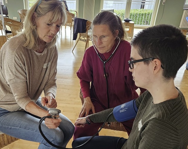 Wichtige Standard-Manahmen fr die He...ck messen wurden beim Praxistag gebt.  | Foto: Malteser Hilfsdienst