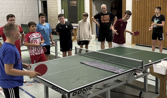 Konrad Konzack (Dritter von rechts) un...im Tischtennis und gibt Tipps weiter.   | Foto: Rudi Rest