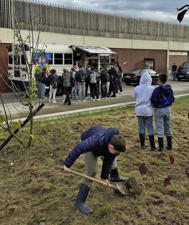 Bei der Blumenzwiebelpflanzaktion pack...lreiche Kinder und Jugendliche mit an.  | Foto: Volksbank Lahr