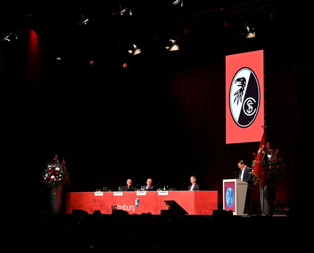 Das Podium bei der Mitgliederversammlung des SC Freiburg.  | Foto: Achim Keller